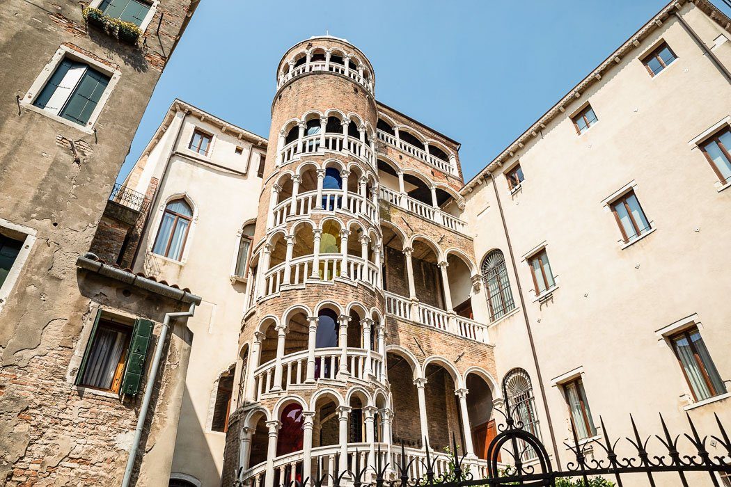 The staircase thread of the Scala del Bevolo